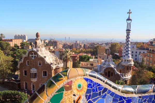 Prédios de entrada Park Guell e banco de mosaico em Barcelona, Espanha — Fotografia de Stock