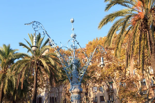 Utsmyckade lyktstolpe vid strandpromenaden Passeig de Lluis Companys i Barcelona — Stockfoto