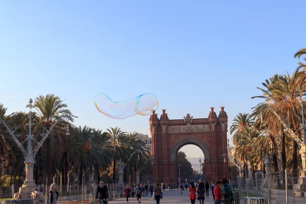 Bańka mydlana przed Triumphal arch Arc de Triomf i promenada Passeig de Lluis Companys w Barcelonie — Zdjęcie stockowe