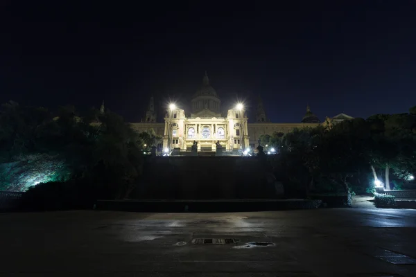 Palau Nacional (Museo Nacional de Arte de Cataluña) en la colina Montjuic por la noche en Barcelona — Foto de Stock