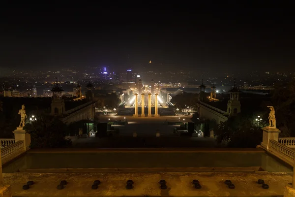 Θέα από το Παλάου Nacional προς το δ τέσσερις στήλες και Placa Espanya το βράδυ στη Βαρκελώνη — Φωτογραφία Αρχείου