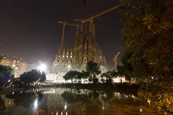 Basilika kirche sagrada familia von der placa de gaudi aus gesehen bei nacht in barcelona, spanien — Stockfoto