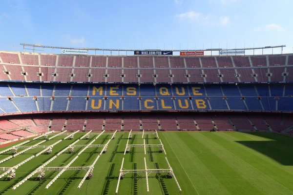 芝生でサッカー スタジアム カンプノウ インテリア成長照明とバルセロナのスタンド — ストック写真