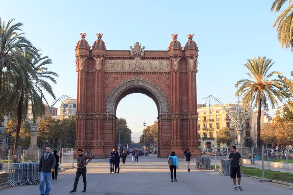 Łuk Triumfalny Arc de Triomf i promenada Passeig de Lluis Companys w Barcelonie — Zdjęcie stockowe