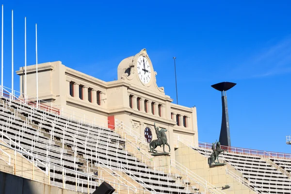 バルセロナ オリンピック スタジアムとオリンピック聖火、スペインの聖火台 — ストック写真