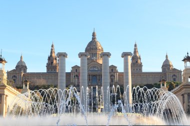 Palau Nacional (Ulusal Sanat Müzesi Katalonya), dört sütun ve Magic fountain Barselona