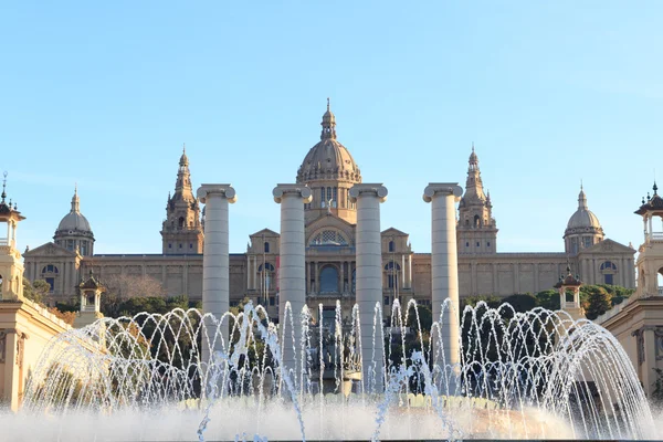 Palau Nacional (Museu Nacional de Arte da Catalunha), Quatro colunas e Fonte Mágica em Barcelona — Fotografia de Stock