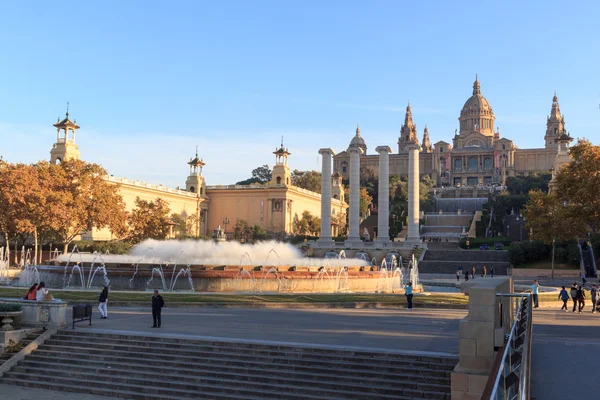 Palau Nacional (Museu Nacional de Arte da Catalunha), Quatro colunas e Fonte Mágica em Barcelona — Fotografia de Stock