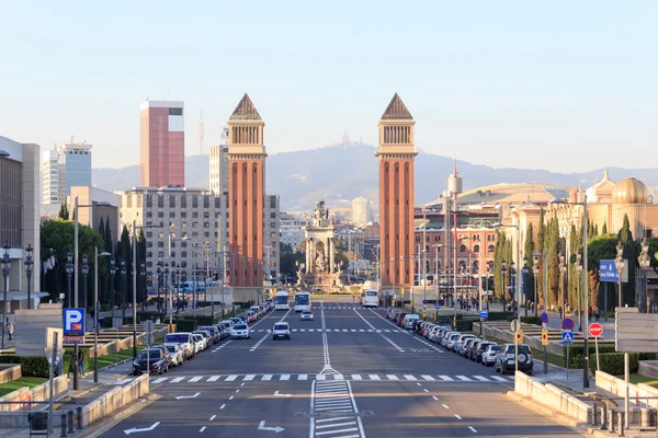 Vista lungo la strada verso piazza Placa d Espanya e le torri veneziane a Barcellona — Foto Stock