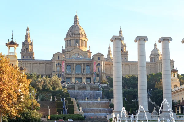 Palau Nacional (Museo Nacional de Arte de Cataluña), Cuatro columnas y fuente mágica de Barcelona — Foto de Stock