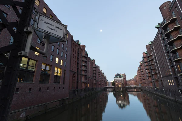 Wasserschloss in hamburg speicherstadt mit schild poggenmühlenbrücke am morgen, deutschland — Stockfoto