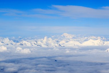 Matterhorn, Mont Blanc ve bulutlar dağ Alpleri Panoraması