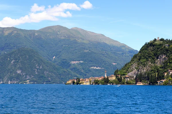 Vista hacia el pueblo junto al lago Varenna en el Lago de Como con montañas en Lombardía, Italia — Foto de Stock