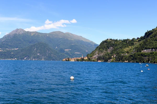 Lakeside Köyü Varenna, Como Gölü'nün dağlar Lombardy, İtalya için doğru görüntüleme — Stok fotoğraf