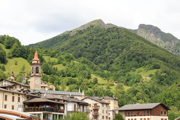 Pueblo Valtorta con montaña en Lombardía, Italia — Foto de Stock