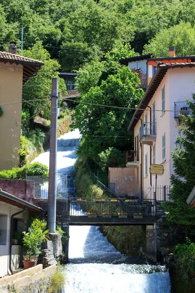 中村在科莫湖在意大利伦巴第大区的 Varenna 的瀑布 — 图库照片