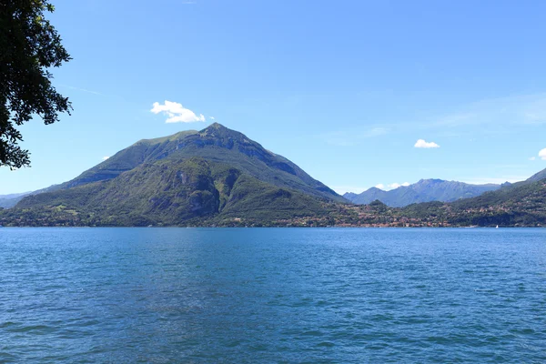 Lakeside şehir Lake Como Bellagio'da dağlar Lombardy, İtalya için doğru görüntüleme — Stok fotoğraf