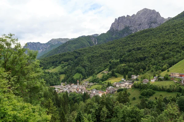 Köy Valtorta Lombardy, İtalya için dağlarda Panoraması — Stok fotoğraf