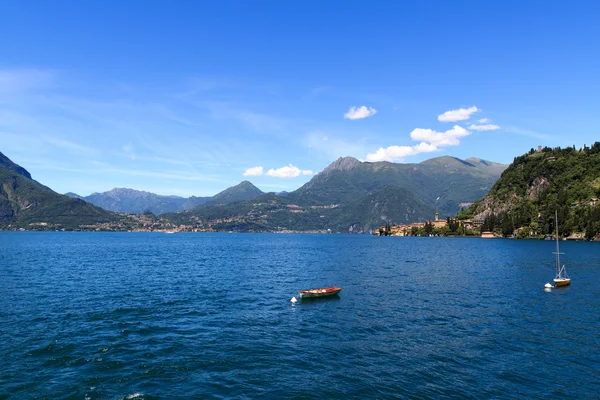 Tekneler ve köy Varenna Dağları Lombardy, İtalya ile Como Gölü doğru görüntülemek — Stok fotoğraf