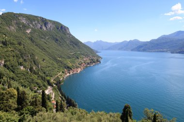 Dağlar Lombardy, İtalya ile göl köy Fiumelatte, Como Gölü Panoraması
