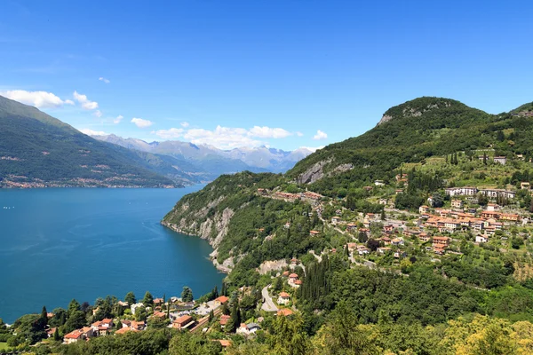 Panoráma a vízparti település Varenna, a Comói-tó, a hegyek, Lombardia, Olaszország — Stock Fotó