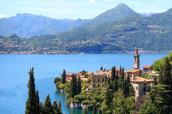 Panorama de la aldea junto al lago Varenna en el Lago de Como con montañas en Lombardía, Italia — Foto de Stock