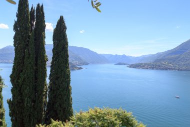 Como Gölü Panoraması Dağları ve ağaçları Lombardy, İtalya
