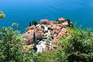 Dağlar Lombardy, İtalya ile göl köy Varenna, Como Gölü Panoraması