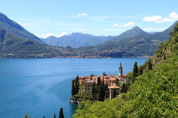 Πανόραμα της παραλίμνιο χωριό Varenna στη λίμνη Como με βουνά σε Λομβαρδία, Ιταλία — Φωτογραφία Αρχείου