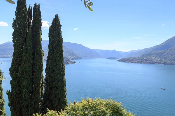 Panorama des comosees mit bergen und bäumen in lombardei, italien — Stockfoto