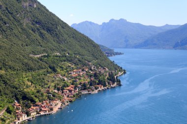 Dağlar Lombardy, İtalya ile göl köy Fiumelatte, Como Gölü Panoraması