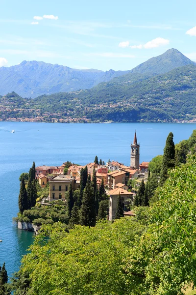 Panorama de la aldea junto al lago Varenna en el Lago de Como con montañas en Lombardía, Italia — Foto de Stock