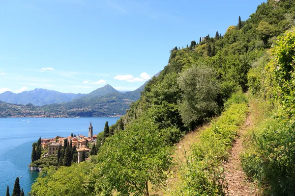 Sendero de senderismo y panorama de la aldea junto al lago Varenna en el lago de Como con montañas en Lombardía, Italia — Foto de Stock