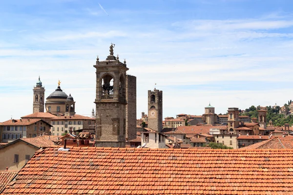 Панорама верхнего города Citta Alta с башнями, Бергамо, Италия — стоковое фото