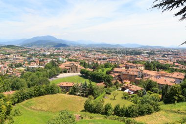 Bergamo cityscape panorama Citta Alta, İtalya üzerinden görülen Dağları ile
