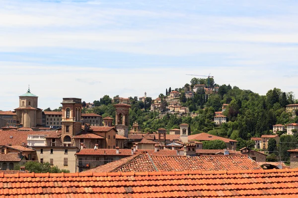 Panorama z horního města Citta Alta s hill San Vigilio v Bergamo, Itálie — Stock fotografie