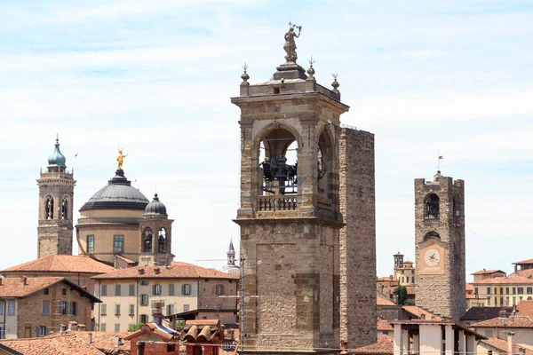 Campanas en la ciudad alta Citta Alta en Bérgamo, Italia —  Fotos de Stock