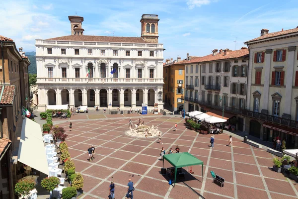 Городская площадь Пьяцца Веккья и дворец Palazzo Nuovo в Бергамо, Италия — стоковое фото