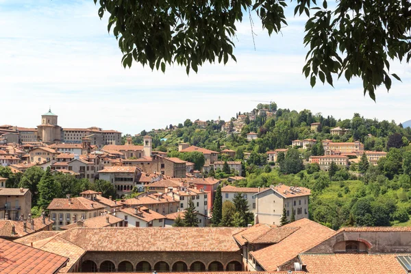 Panorama de la ville haute Citta Alta avec colline San Vigilio à Bergame, Italie — Photo