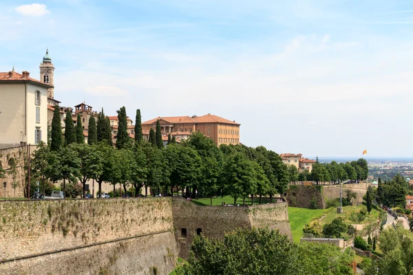 Верхний город Citta Alta в Бергамо с венецианскими стенами, Италия — стоковое фото