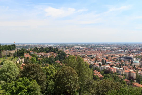Бергамо міський пейзаж Панорама видно з район Alta (Італія) — стокове фото