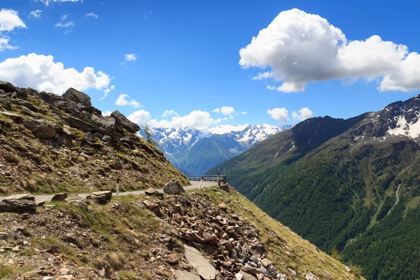 Gavia pass weg met panorama uitzicht alpine bergen Adamello Alpen, Italië — Stockfoto