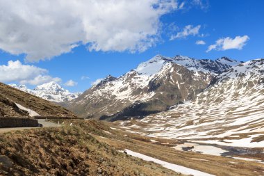 Gavia geçmek yol ile panorama görüş ve Alp Dağları boynuz dei Tre sinyorlar ve Gran Zebru, İtalya
