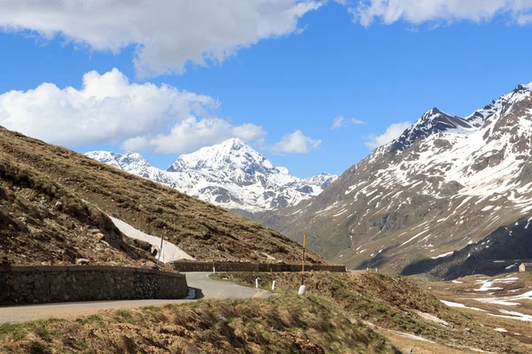 Gavia pass road com vista panorâmica e montanha alpina Gran Zebru, Itália — Fotografia de Stock