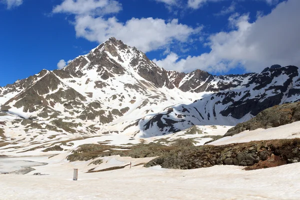 Alpské hory Corno dei Tre Signori a snowfield v národním parku Stelvio, Itálie — Stock fotografie
