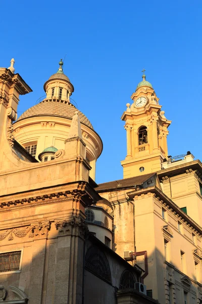 Kubbe ve çan kilise Chiesa del Gesu Cenova, İtalya — Stok fotoğraf