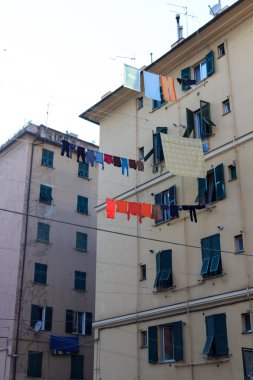 Tipik İtalyan giyim hatları ile Çamaşırhane Cenova, İtalya