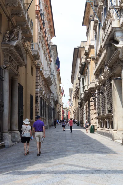 Улица Виа Гарибальди с дворцами, Генуя, Италия — стоковое фото