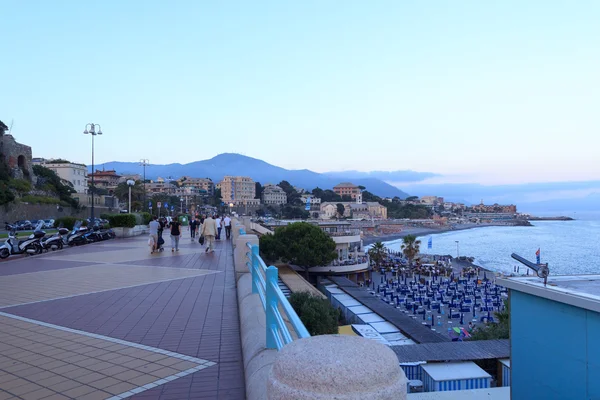 Passeggiata principale Corso Italia a Genova con spiagge e Mar Mediterraneo — Foto Stock