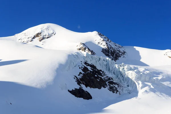 奥地利蒂罗尔阿尔卑斯山区塔斯卡菲尔纳冰川上的高山雪景和山顶荒原 — 图库照片